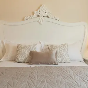 https://camera-vento-porto-antico-la-cala.sicilyhotelsitaly.net